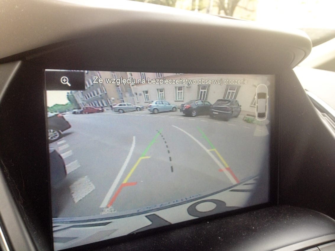 Ruszamy po weekendzie pełnym wrażeń. Włączyć się do ruchu pomaga tylna kamera parkowania, która ostrzega przed zbliżającymi się pojazdami.