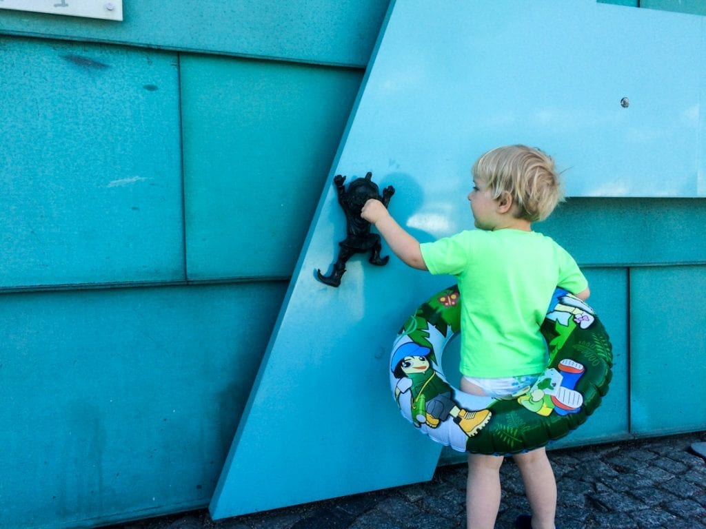 Krasnoludki są na świecie. I wspinają się na ścianę suwalskiego Aquaparku.