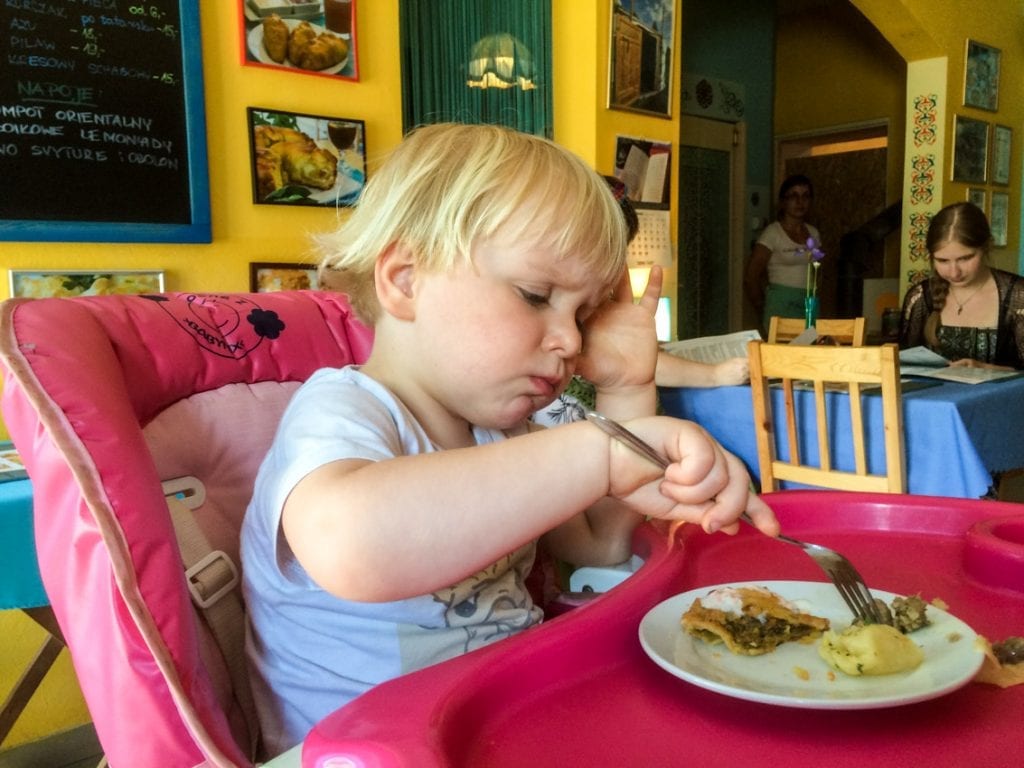 Nasz synek zjada tatarskie potrawy „U Alika” w Suwałkach.