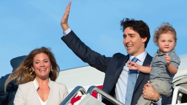 Podróże służbowe to dla kanadyjskiego premiera żadna wymówka. Po prostu leci z całą rodziną.