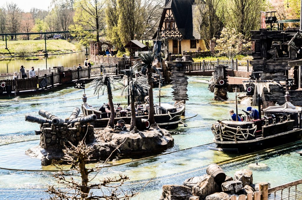 Statki piratów w Heidi Park, największym parku rozrywki pod Hanowerem. Cel wyjazdu na weekend z dzieckiem