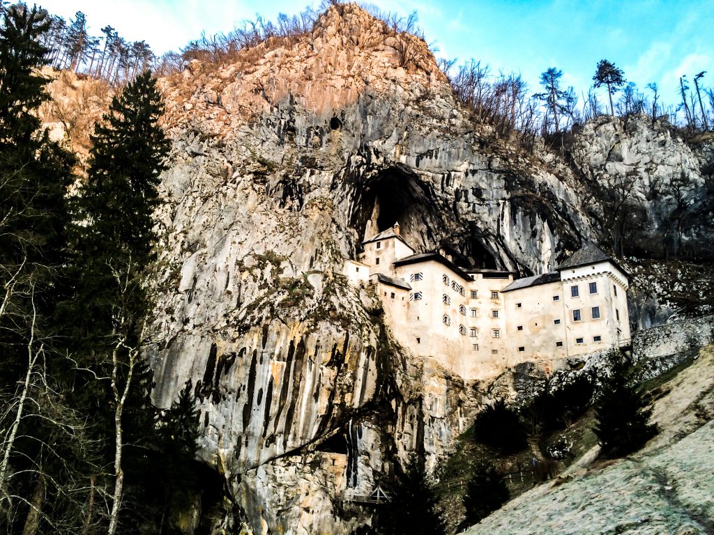 Zjawiskowy zamek Predjama na słoweńskim pogórzu. Można się tu wybrać na weekend z dzieckiem