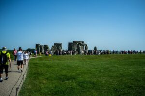 Turyści w drodze do Stonehenge.