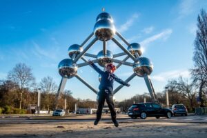 Wili podskakuje pod Atomium