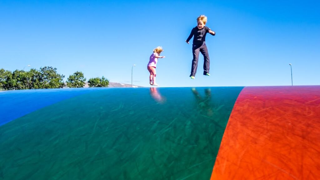 Trampoliny w Blonduos, na Islandię z dzieckiem warto się zatrzymać na podskoki